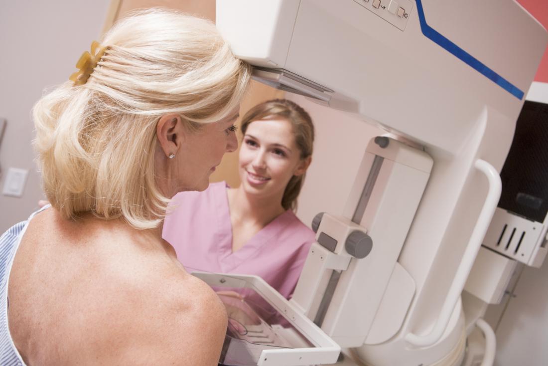 امرأة تخضع لفحص الماموجرام للكشف عن سرطان الثدي