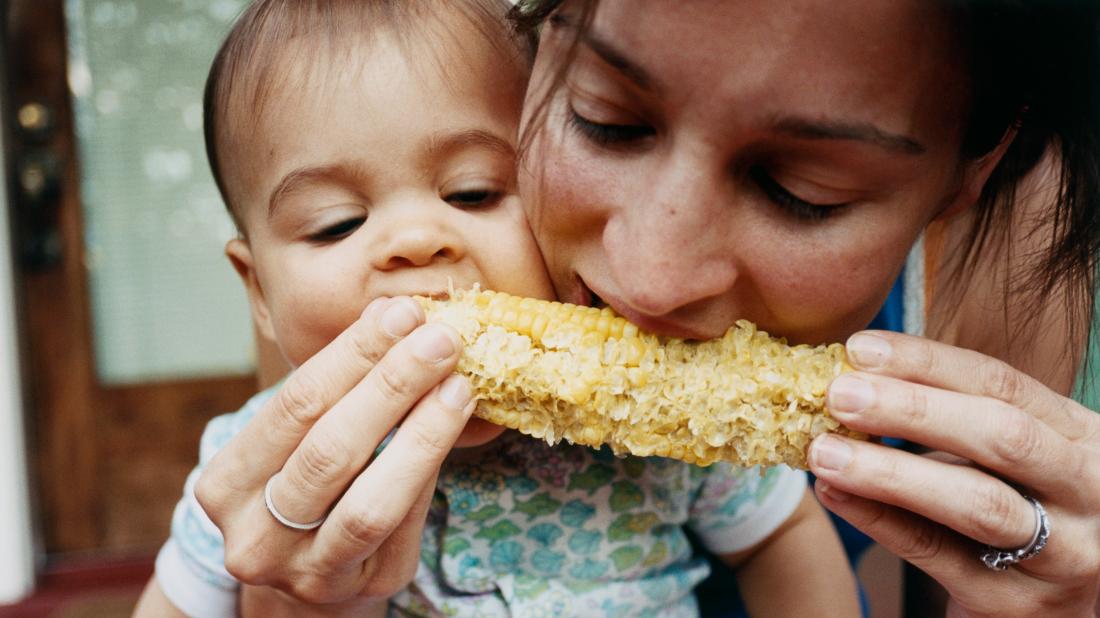 https://cdn-prod.medicalnewstoday.com/content/images/articles/160/160774/a-mother-and-baby-eating-a-corn-of-the-cobb-for-good-nutrition.jpg