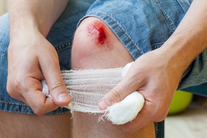 https://cdn-prod.medicalnewstoday.com/content/images/articles/163/163063/wound-on-the-knee-being-treatment.jpg