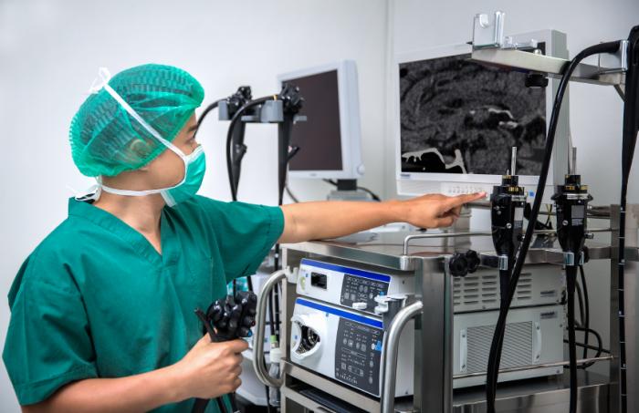 A surgeon performs a laparoscopy