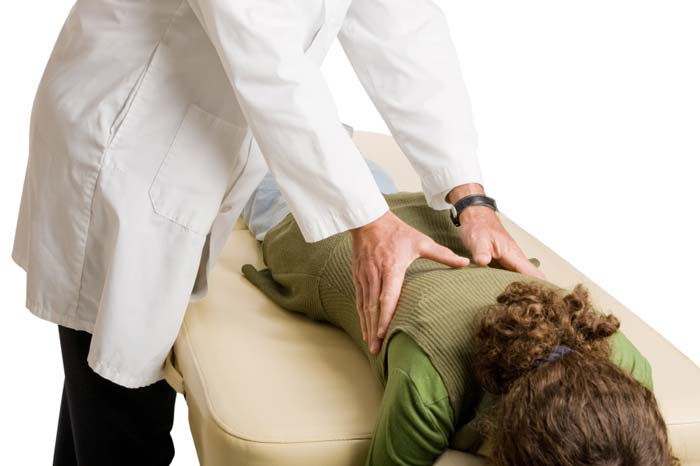 Хиропрактик работает на спине пациента