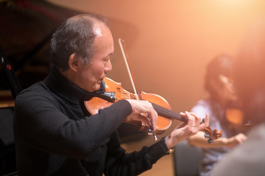 man plays violin