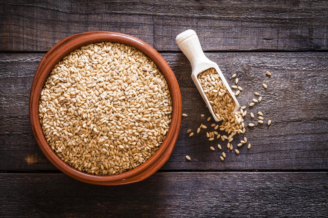 https://cdn-prod.medicalnewstoday.com/content/images/articles/263/263405/flaxseed-in-a-bowl.jpg