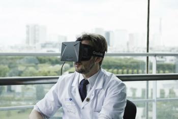 surgeon wearing Oculus Rift headset