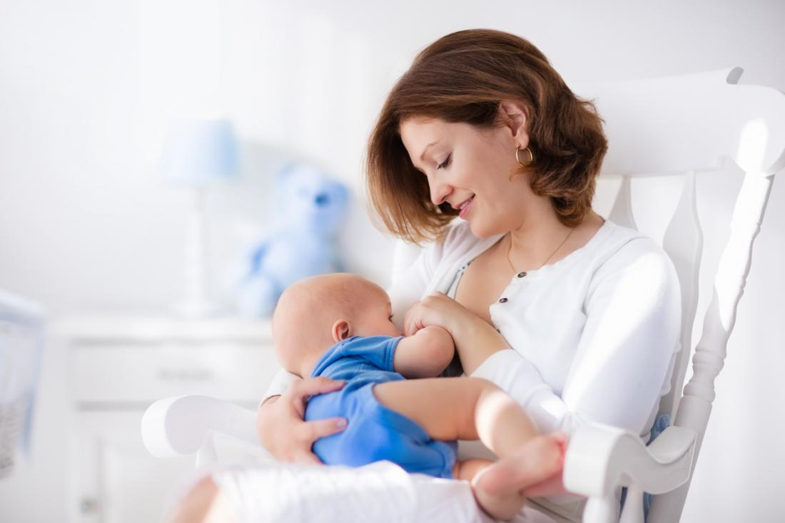 cradle hold to breastfeed