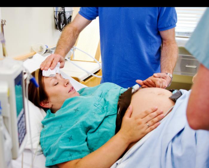 A woman is in hospital during a later stage of labor.