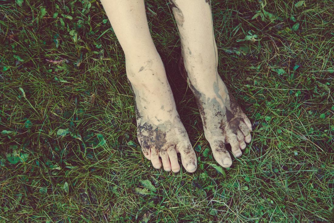 https://cdn-prod.medicalnewstoday.com/content/images/articles/313/313077/walking-barefoot-on-soil.jpg