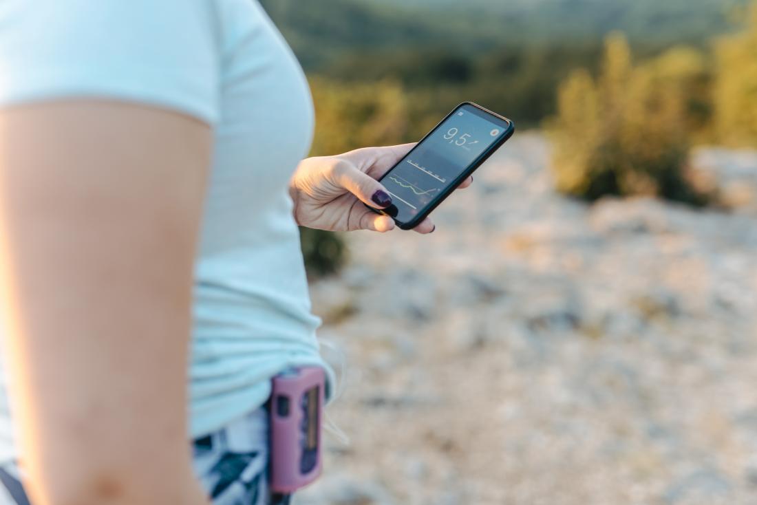 women uses insulin pump