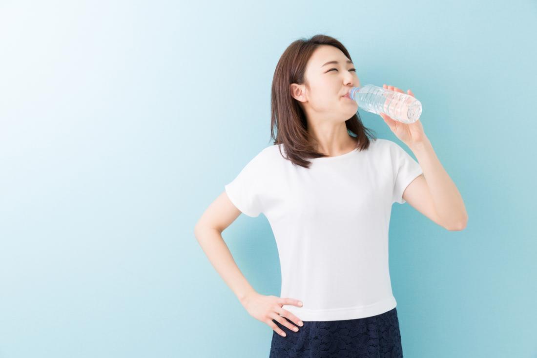 woman drinking lots of water for a urinary tract infection
