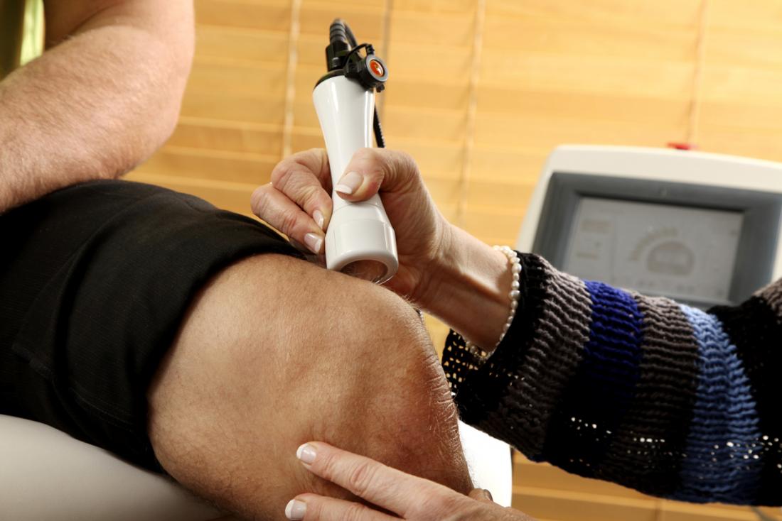 https://cdn-prod.medicalnewstoday.com/content/images/articles/318/318960/laser-therapy-for-knee-pain.jpg