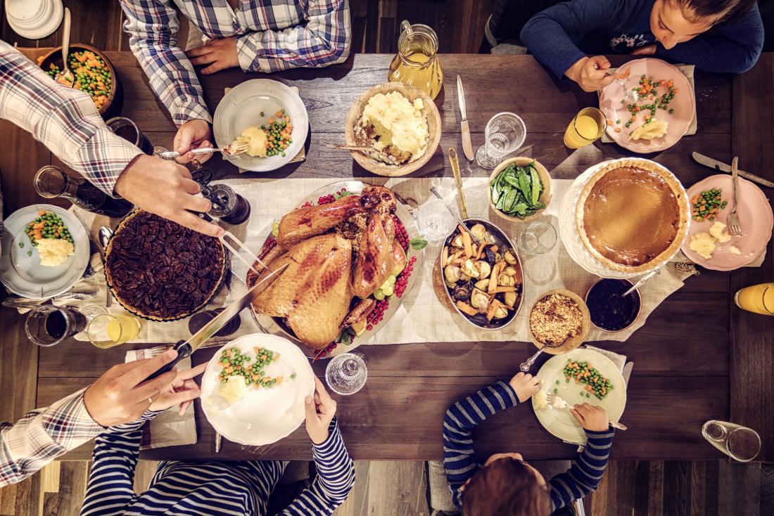 https://cdn-prod.medicalnewstoday.com/content/images/articles/320/320109/family-eating-a-thanksgiving-dinner.jpg