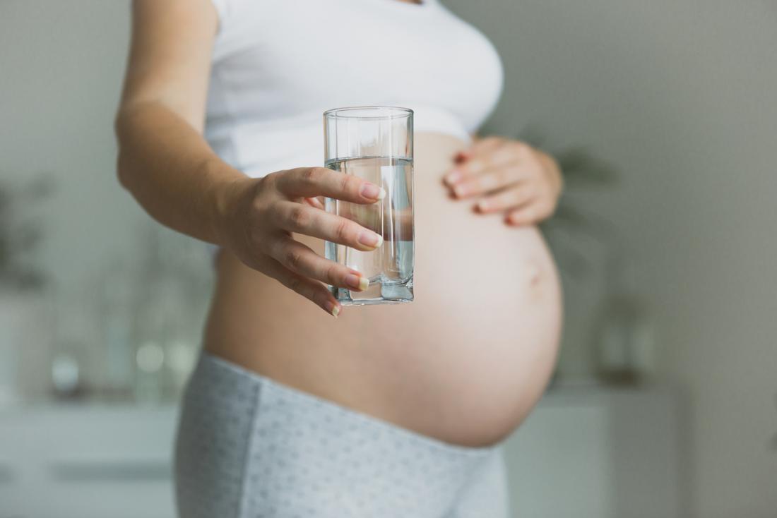 https://cdn-prod.medicalnewstoday.com/content/images/articles/320/320137/pregnant-woman-holding-out-a-glass-of-water.jpg