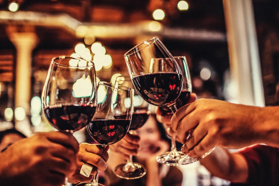 https://cdn-prod.medicalnewstoday.com/content/images/articles/320/320404/people-celebrating-with-wine-glasses.jpg