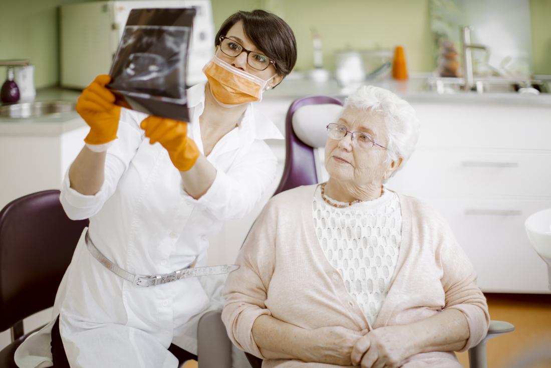 dentist discussing diagnosis with patient