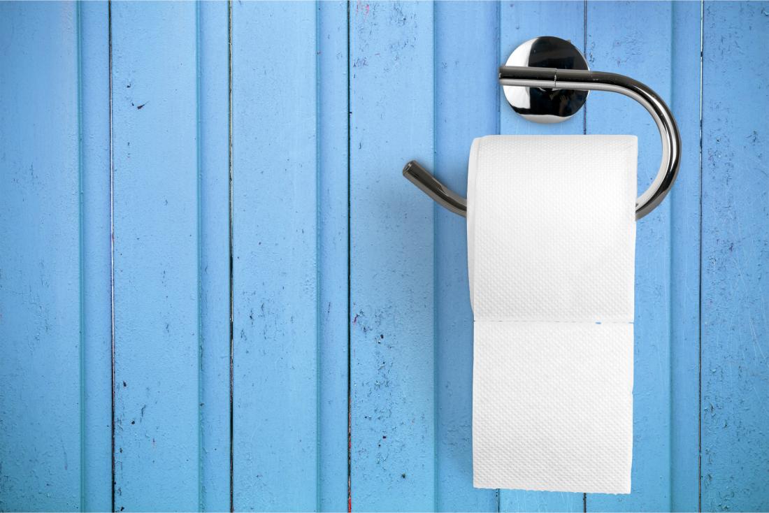 Agua o papel higiénico? Cómo limpiarte tras ir al baño, según la