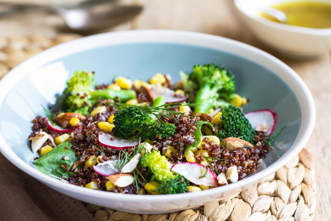 Salată de broccoli într-un bol cu ​​quinoa și ridiche și coajă dulce.