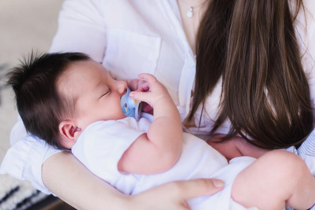 baby sucking on dummy