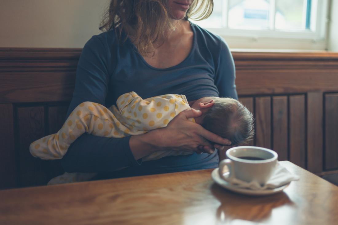 drinking tea while breastfeeding