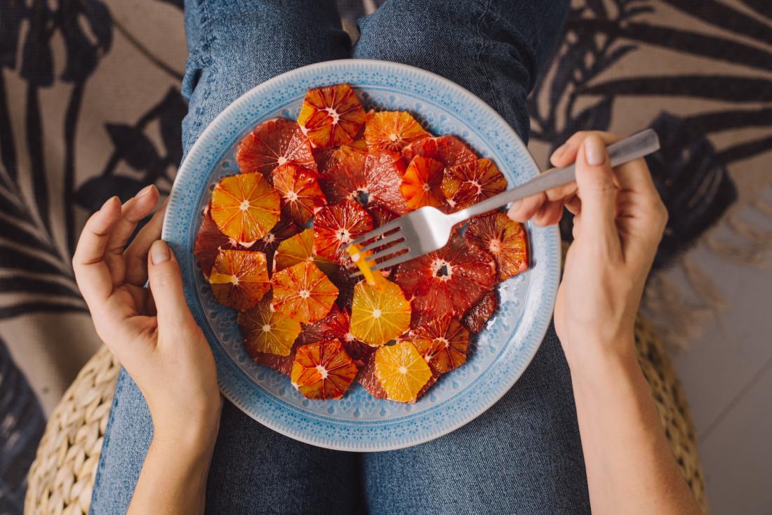 https://cdn-prod.medicalnewstoday.com/content/images/articles/322/322844/woman-eating-bowl-of-grapefruit-in-lap.jpg