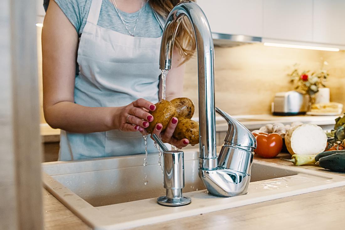 How to Wash Potatoes Safely and Efficiently