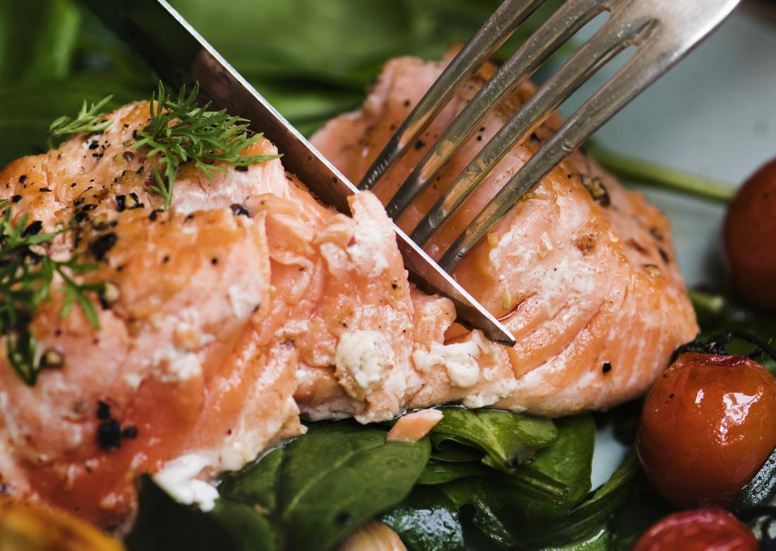 https://cdn-prod.medicalnewstoday.com/content/images/articles/323/323661/salmon-being-cut-with-a-knife-and-fork.jpg