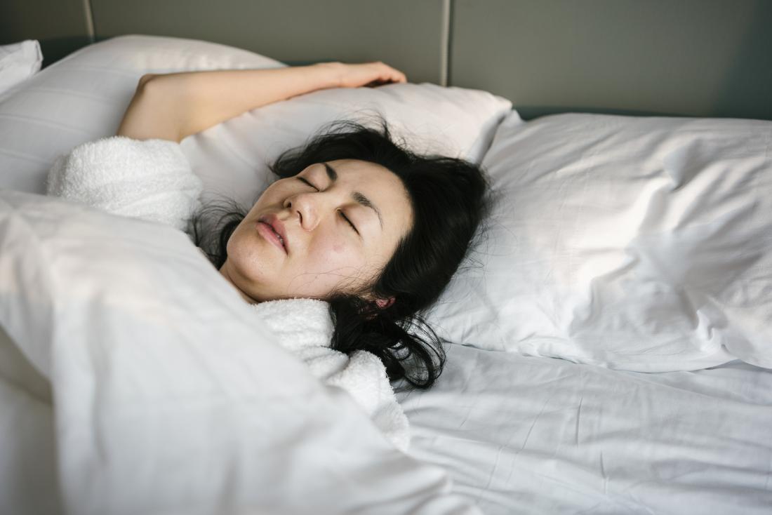 Больная и больная женщина в постели спит