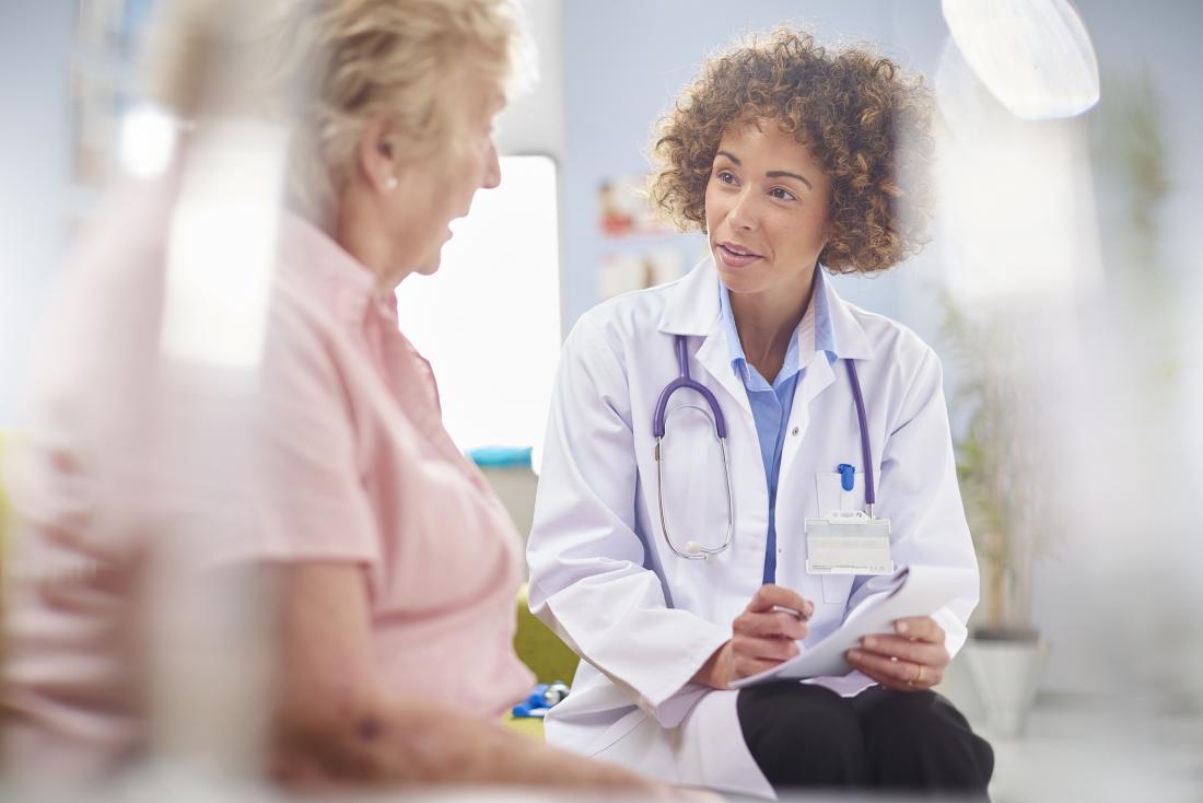 患者と話す医師