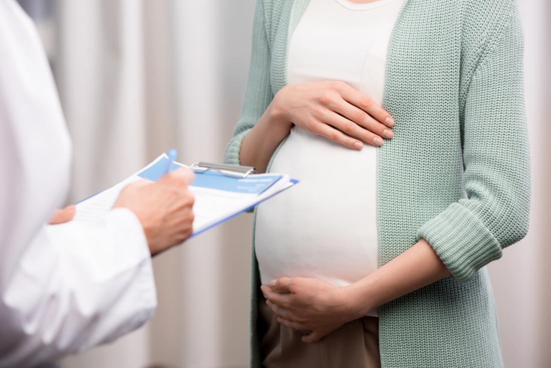 doctor discussing with a pregnant lady