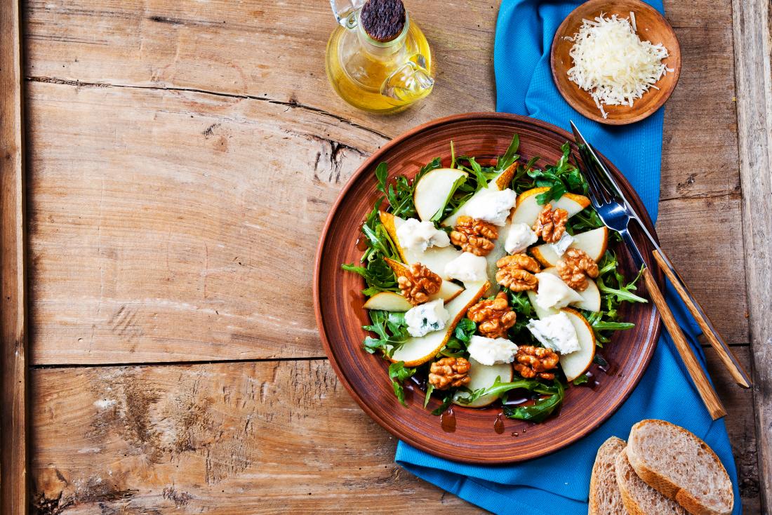Walnut, apple and goat cheese salad