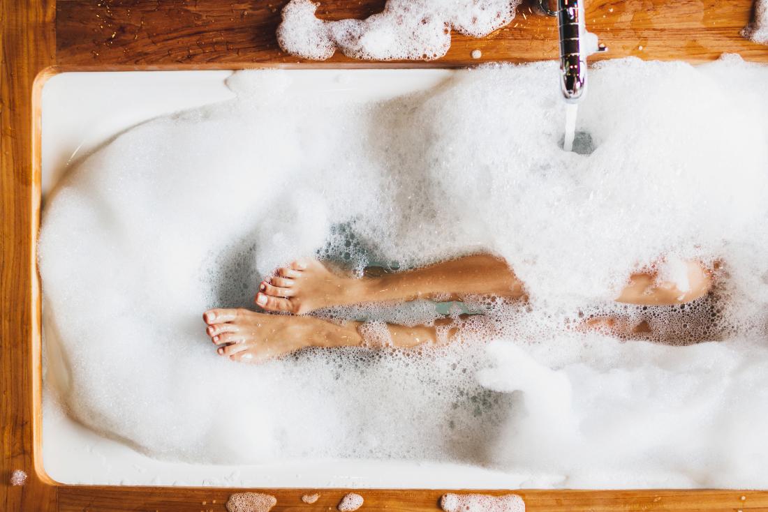 https://cdn-prod.medicalnewstoday.com/content/images/articles/324/324329/woman-in-the-bath.jpg