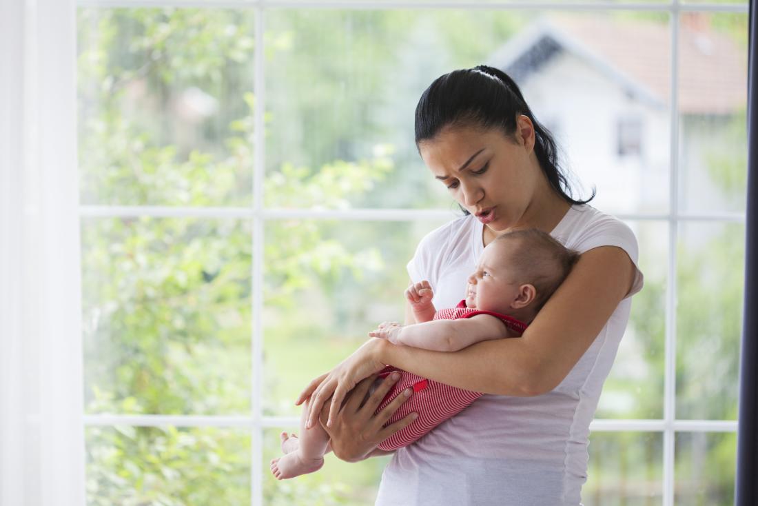 小さな赤ちゃんをなだめる母親