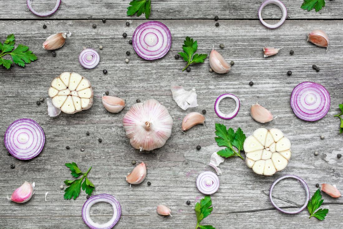 https://cdn-prod.medicalnewstoday.com/content/images/articles/324/324524/garlic-and-onion-pattern.jpg