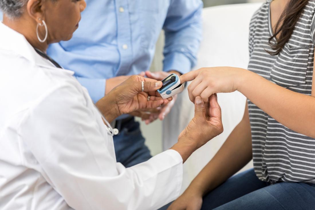 patients oxygen being measured by a pulse oximetry clamp on the finger