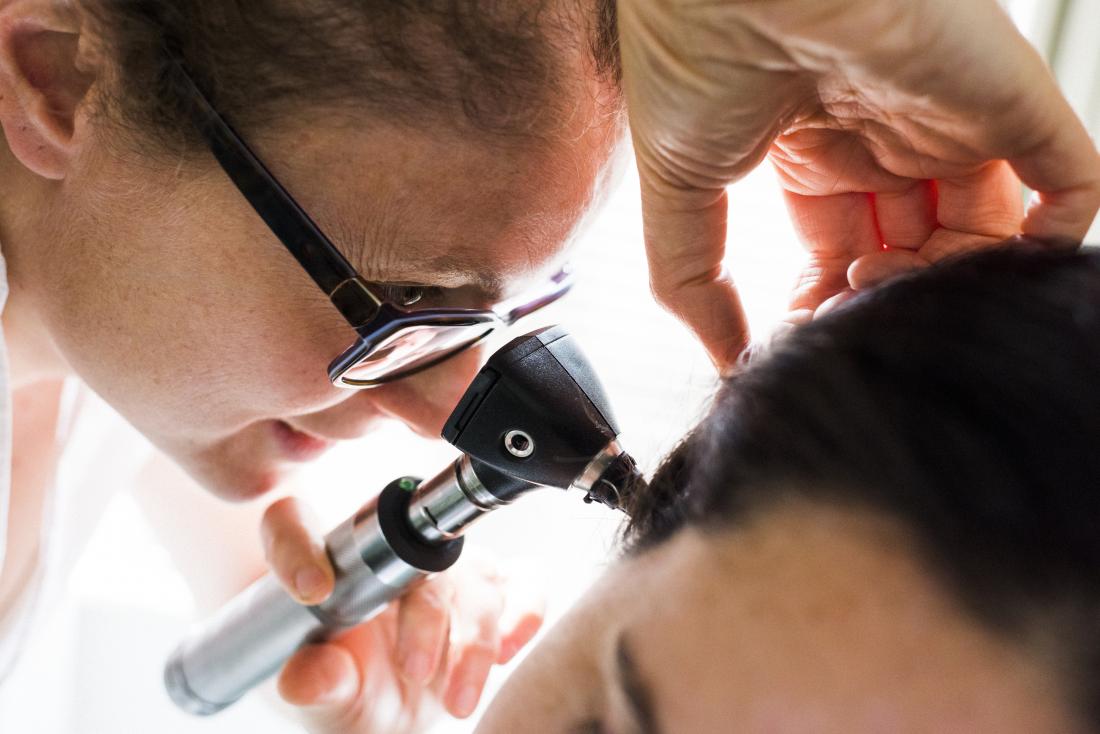 耳鏡を使用する医師