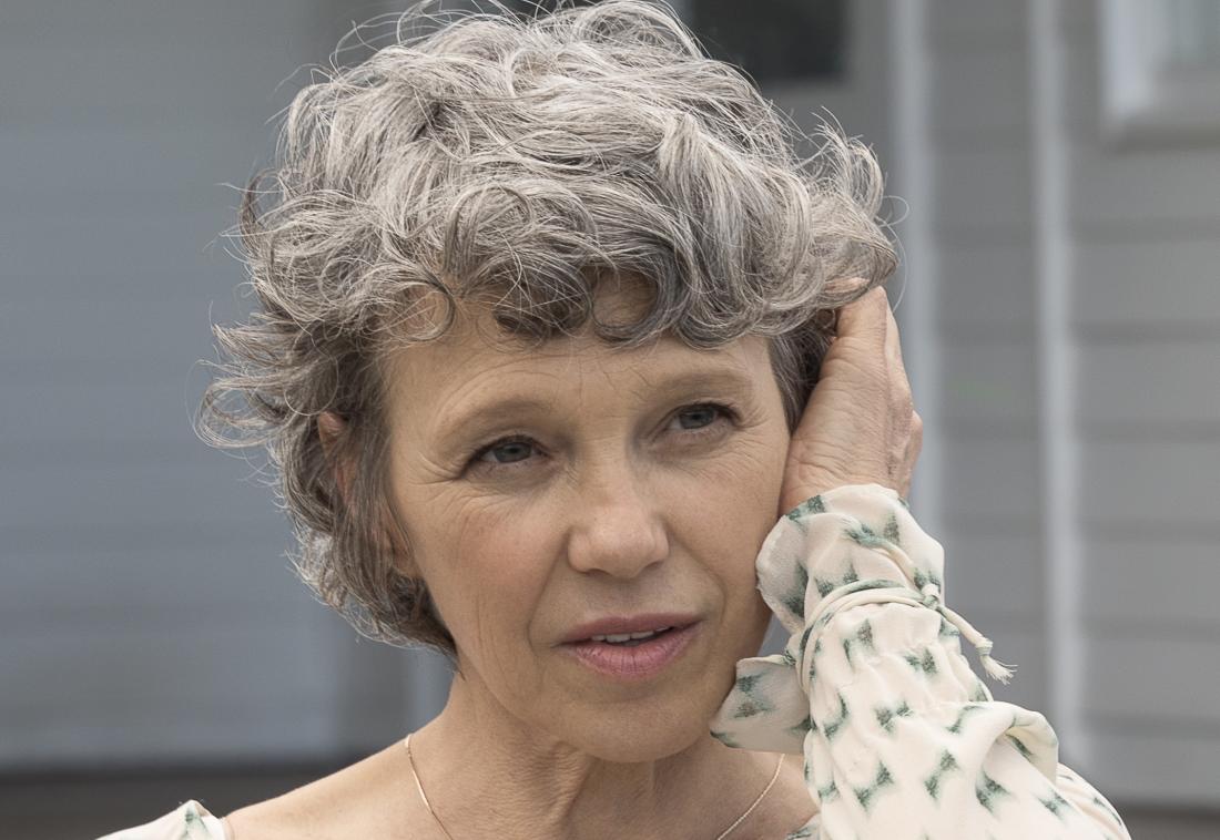 耳漏の可能性がある耳を押さえる年配の女性