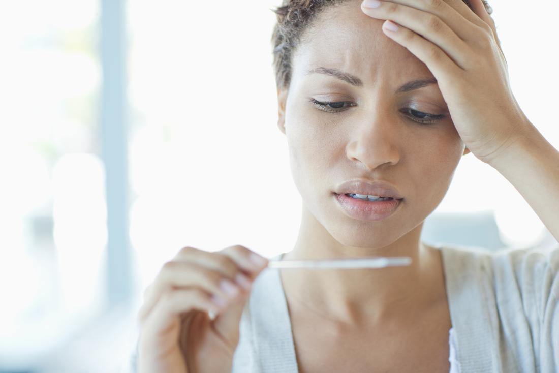 体温を読む女性