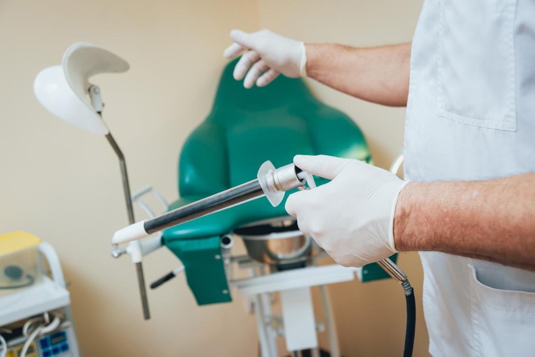 肛門鏡を持つ肛門科医