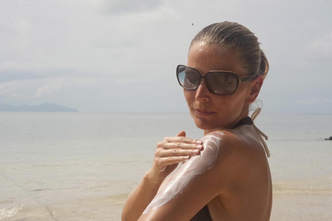 woman applying sunscreen