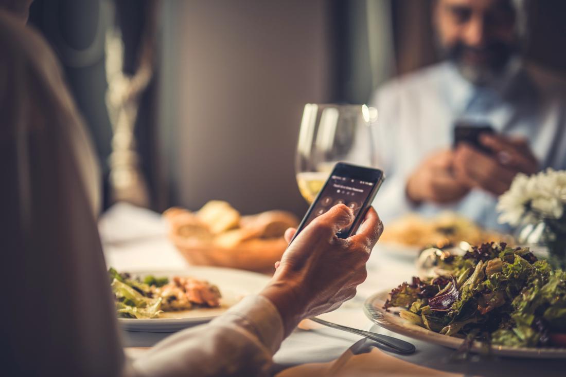 https://cdn-prod.medicalnewstoday.com/content/images/articles/325/325258/couple-looking-at-their-phones-whilst-eating.jpg