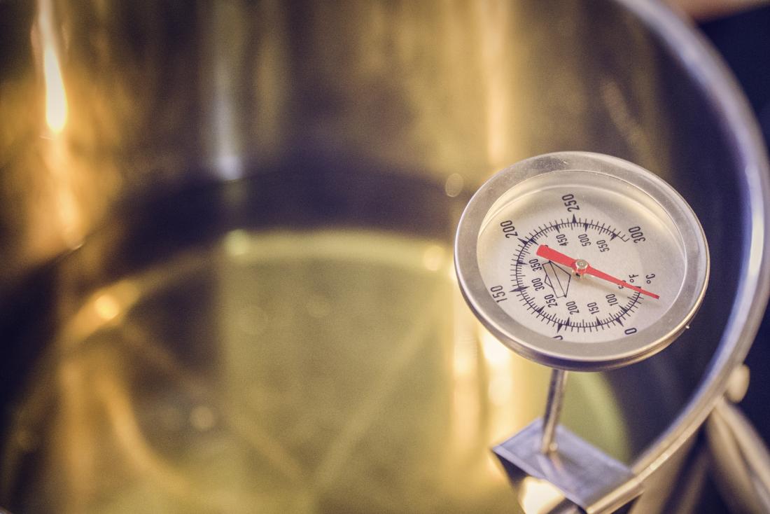 3 Fail-proof Ways To Check Temperature Of Deep-Fry Oil Without A Thermometer