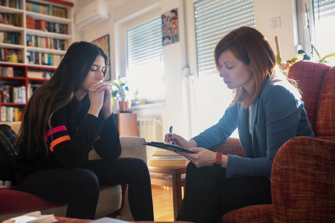 therapist speaking to young woman about bipolar