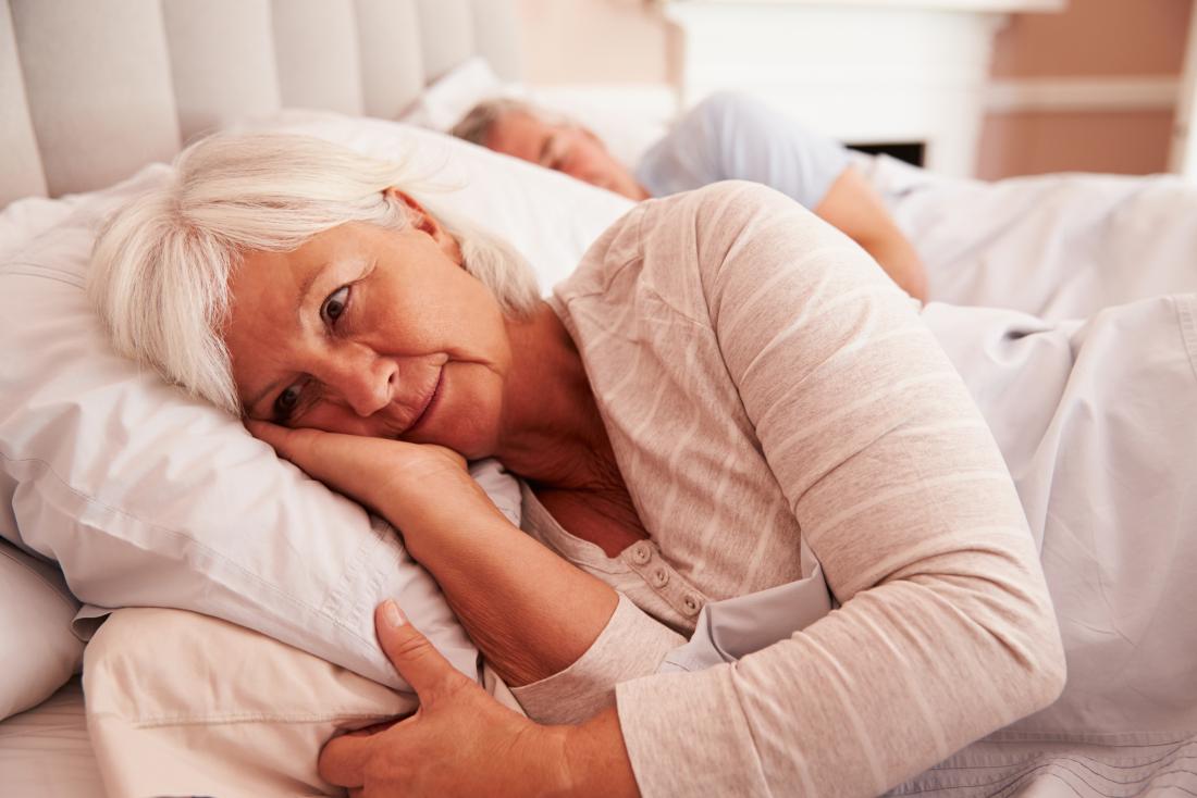 https://cdn-prod.medicalnewstoday.com/content/images/articles/325/325786/senior-woman-with-knee-pain-when-sleeping.jpg