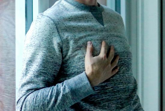 Itchy chest: Causes and home remedies