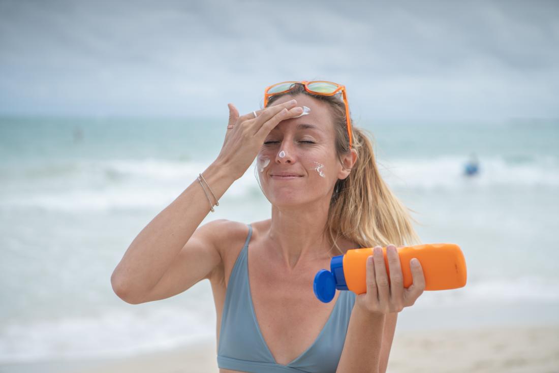 https://cdn-prod.medicalnewstoday.com/content/images/articles/325/325801/woman-on-the-beach-applies-sunscreen-to-face-in-addition-to-using-vitamin-c-serum.jpg