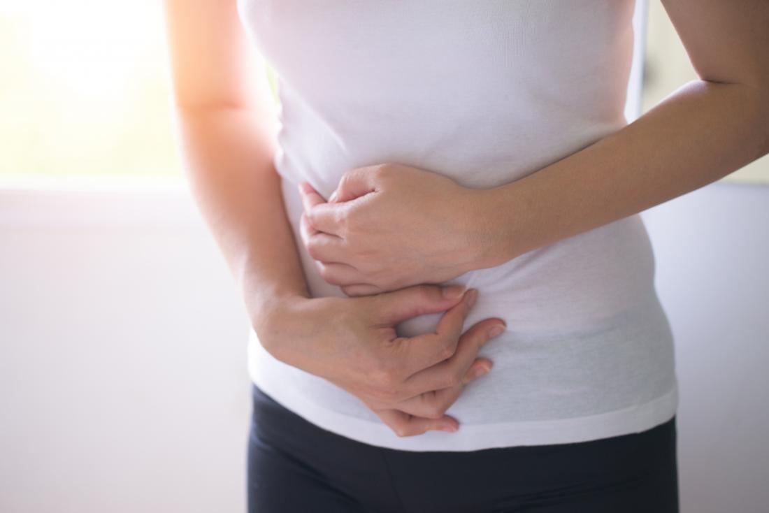 おへその周りの腹痛：原因と治療法