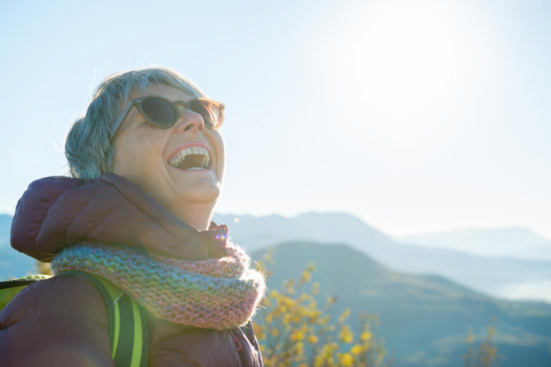 南ジュリアン アルプスでハイキングするサングラスをかけた年配の女性の肖像画