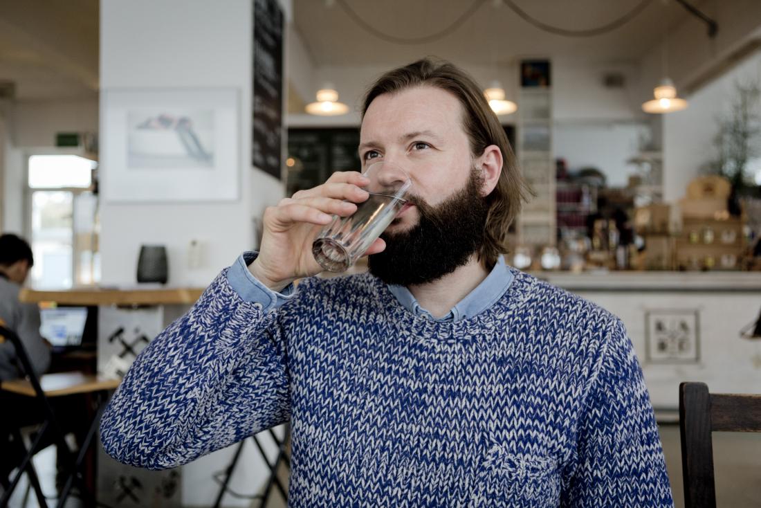 man drinking water for diabetes