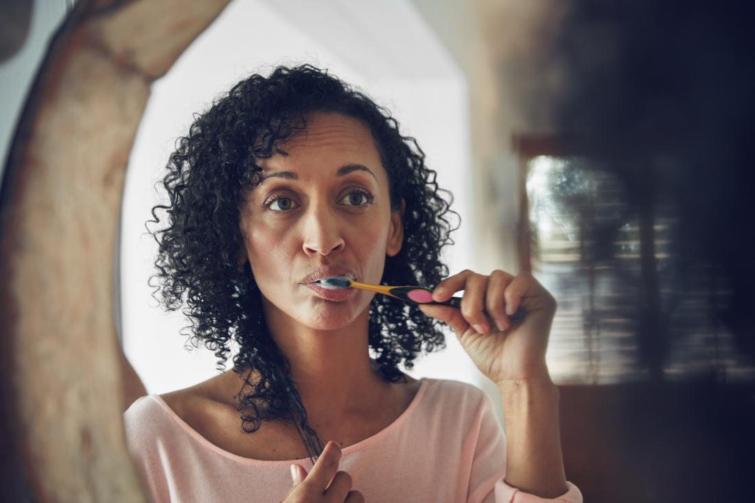 woman cleaning teeth