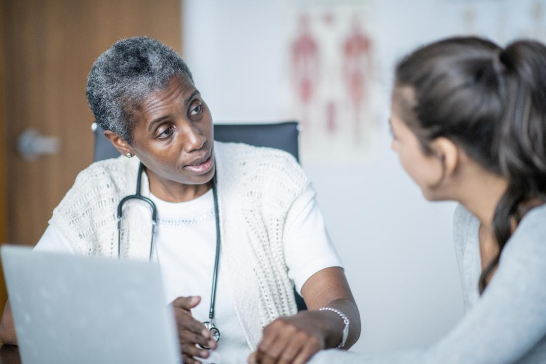 c型肝炎と肝硬変の関連性を患者に説明する医師