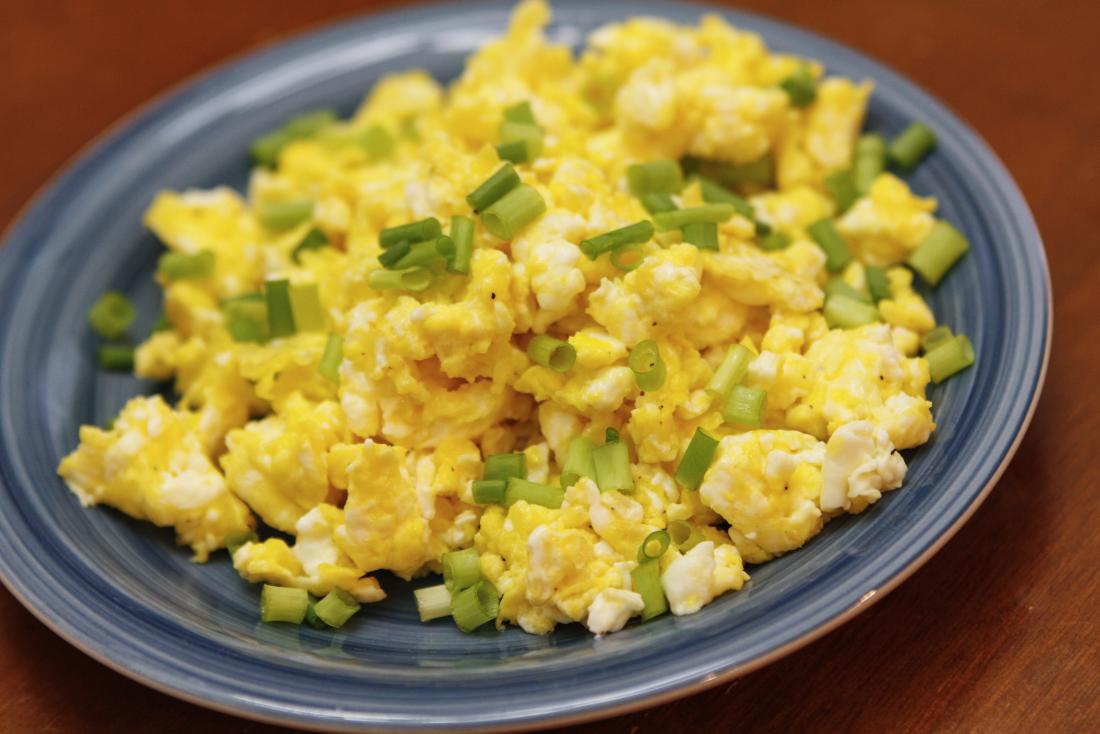 scrambled eggs with turmeric